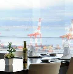 神戸の港を一望できるロケーションで優雅なデートを満喫