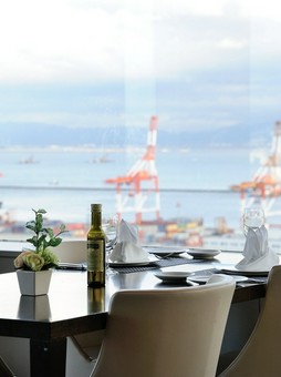 神戸の港を一望できるロケーションで優雅なデートを満喫