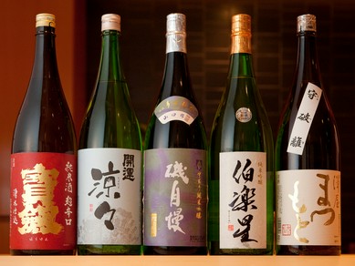 寿司を引き立ててくれる日本酒は、通好みのラインナップ