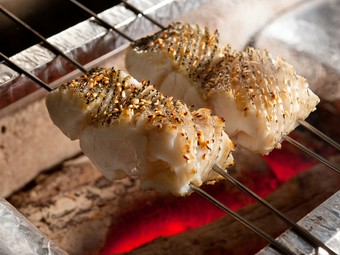 和食の職人が炭火で焼いた旬の魚
