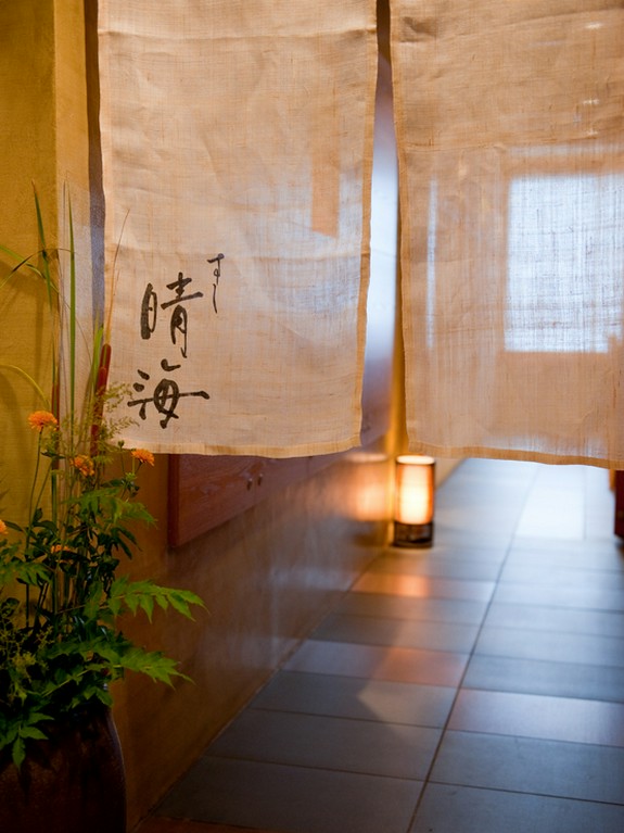 素敵な和の空間への入口では白い暖簾がお出迎え