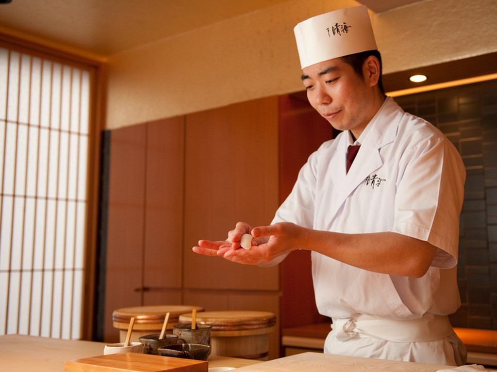 銀座にありながら、肩ひじ張らずに気軽に過ごせる空間を演出