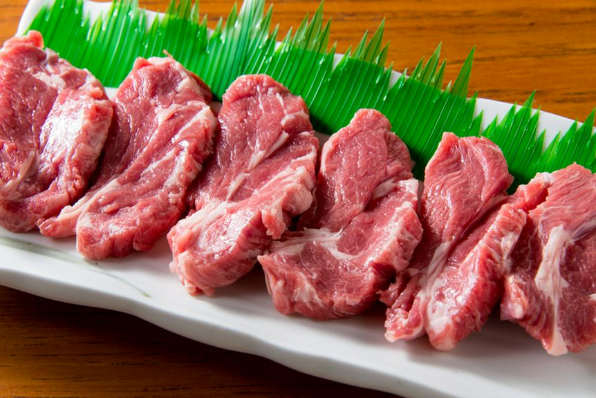 北海道から直送される、生後12か月以内の子羊の肩ロースを使用