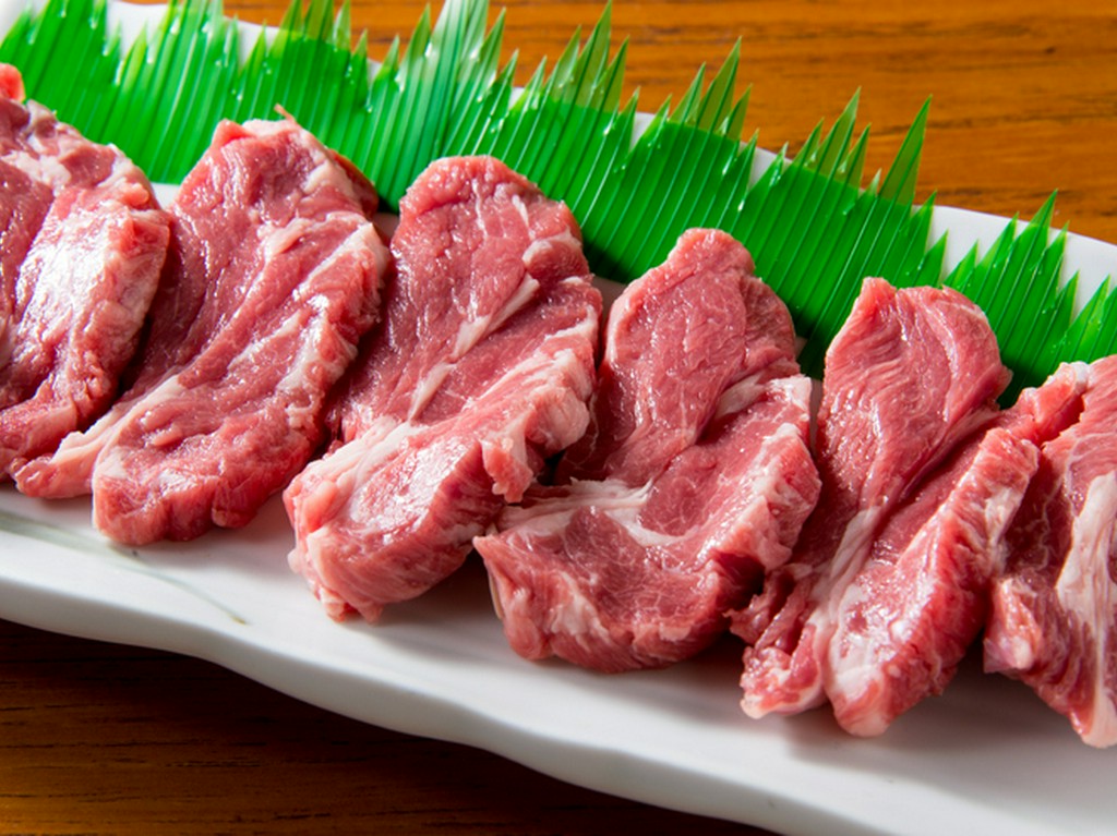 北海道から直送される、生後12か月以内の子羊の肩ロースを使用