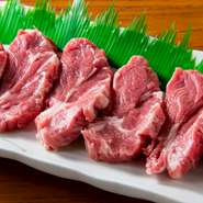 お店で使用されているのは、北海道から直送される厳選された生ラムで、12か月以内の子羊の肩ロースのみ。そのためラム肉特有の臭みがなく、柔らかいのが特長。また、コレステロール値が低いヘルシーな食材です。