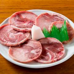 臭みがなく歯ごたえがある、塩コショウで味付けした『ラムタン』