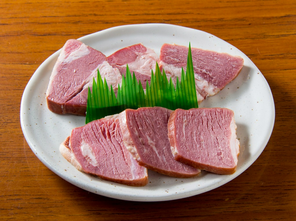 軽い塩味で脂の甘みがふんわりと広がる、希少な『ラムベーコン』