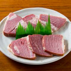 軽い塩味で脂の甘みがふんわりと広がる、希少な『ラムベーコン』