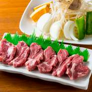 お店で使っているラム肉は、北海道から取り寄せている、冷凍保存されていない生です。生後1年以内の子羊の肉のみなので、ジンギスカン特有の臭みがなく、柔らかくてヘルシーな、お店になくてはならない食材です。