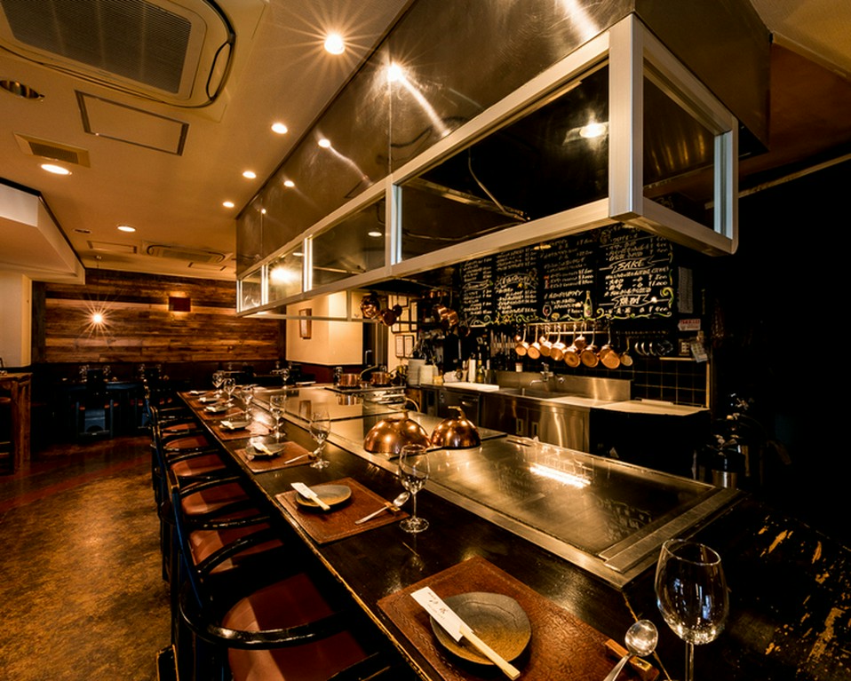 お洒落な雰囲気でのパフォーマンスは見ものです