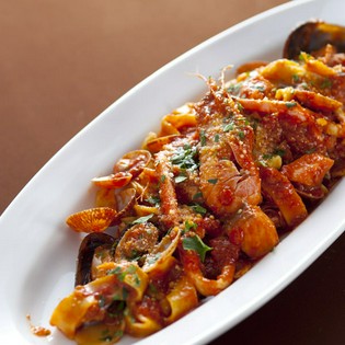 丁寧に手打ちしたパスタを使う『タリアテッレのペスカトーレ』