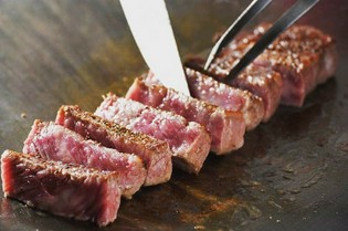 鉄板で焼くシェフこだわりの『黒毛和牛千珠サーロインステーキ』