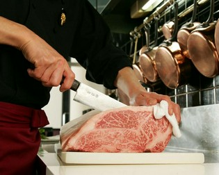 自ら買い付けした「黒毛和牛」や生産者の顔のわかる「ワイン」