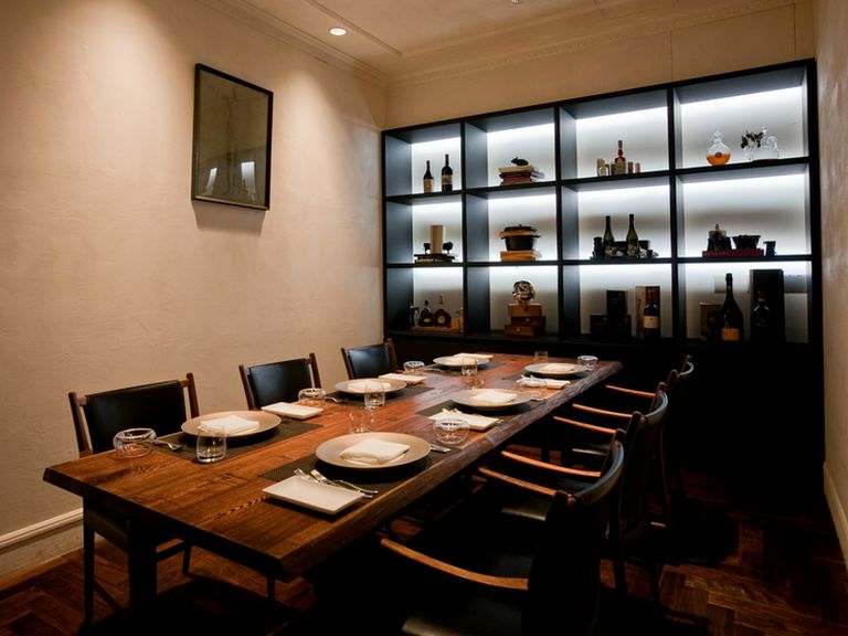 白壁とブラウンで統一された、落ち着きのある個室スペース