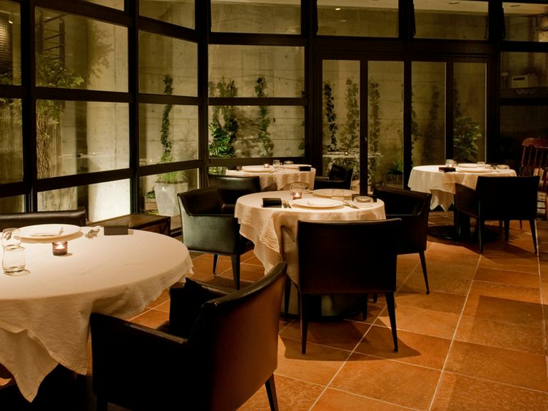 洗練された上品な雰囲気が漂うテーブル席