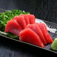 市場直送の新鮮な魚、朝引きの鶏、生の物を使用している肉類など、食材のひとつひとつにこだわりを持って仕入れています。野菜ももちろん国産物。『本まぐろの中トロ』は、クオリティ＆ボリューム共に大満足！
