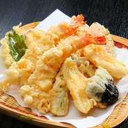 大ぶりの海老、ふっくら柔らかなきすなど、新鮮なネタを揚げたてで楽しむ天ぷら、名物の元祖草鍋や市場直送の旬魚のお造りなど、食べる方の舌を満足させるメニューが充実していますので、会食やご接待にお勧めです。