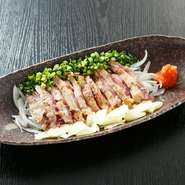 朝引きの新鮮な鶏を使用しているため、たたきの旨味を存分に味わえます。歯ごたえと肉の甘味にファン急増中！