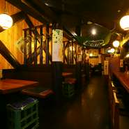 仲の良い兄弟が出迎えてくれる【居酒屋　はりそんの家】。店内は、ガヤガヤし過ぎてもなく、落ち着き過ぎてもなく、ほどよい空気感が漂います。細やかなおもてなしが心地よい、アットホームな雰囲気のお店です。