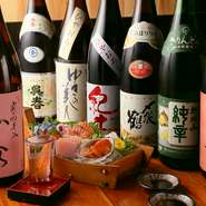 全国各地のお酒や焼酎が種類豊富に揃っています。料理に合わせたり、さまざまな種類を飲み比べてみるのも楽しみのひとつ。オリジナルの樽焼酎も人気です。美味しい料理と美酒を心ゆくまで堪能してみてはいかが。