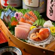 オーナー自らが市場やセリに出向き、確かな目利きで厳選した鮮魚。お店で捌いているので、最高の状態で堪能できます。リーズナブルな価格も魅力。見た目にも中身にもこだわった至極の逸品です。