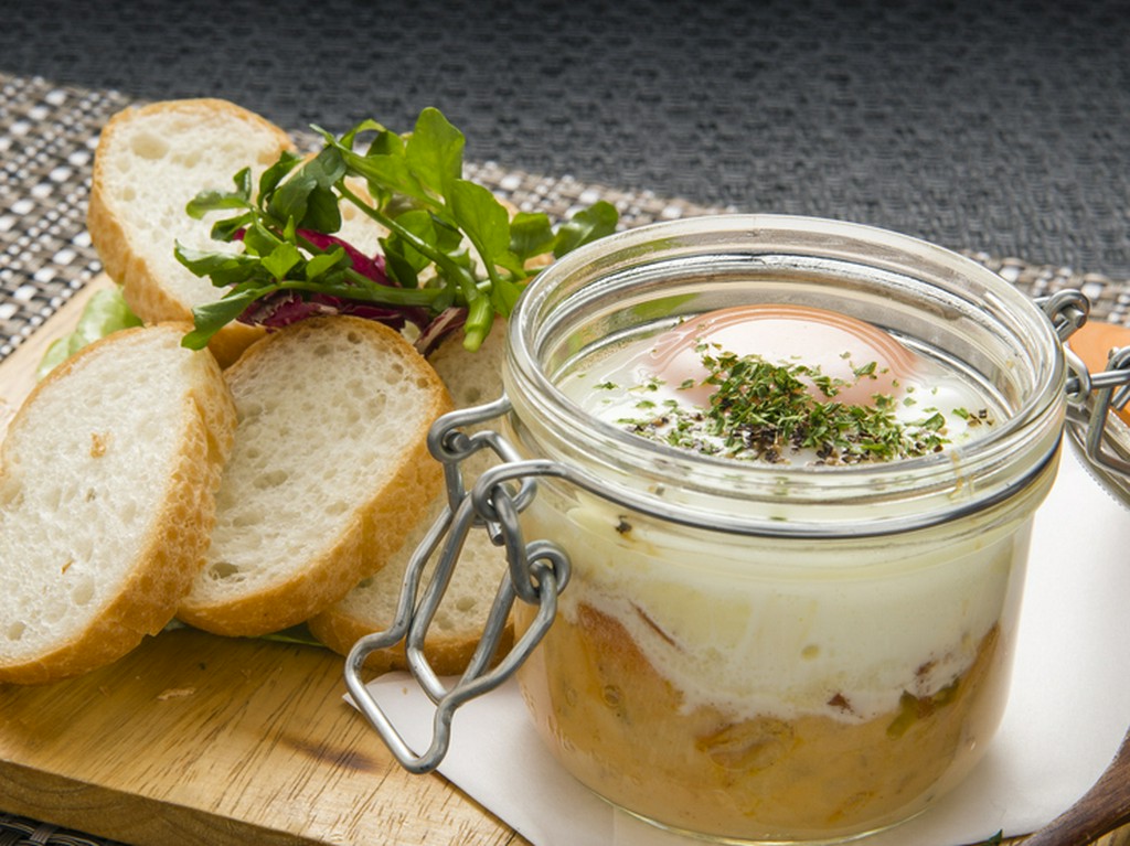 バケットと一緒にいただく『ナカムラオリジナル！エッグスラット』