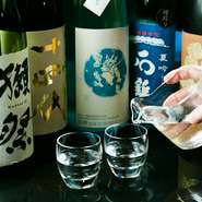 【個室ダイニング　ささ花】には、「瀬祭」をはじめとした日本酒がそろっています。工夫を凝らした創作和食の個性合わせた、日本酒を見つけてみてください。組み合わせによって新たな発見があるかもしれません。