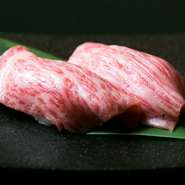 A5ランクの国産和牛を使った炙り寿司です。脂ののった牛肉と、さっぱりとした酢飯がよく合う一品。まぐろのトロのようなとろける舌触りと、牛肉のしっかりとした食感、深い旨みを味わえます。