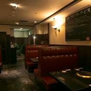 控え目なライティングと落ち着いた色調で統一し、モダンな雰囲気が演出されている店内。ゆったりと焼肉を楽しめるようにお席は、ゆったりソファーシートとなっています。