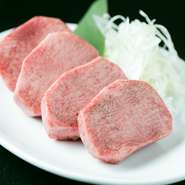 多くの人がその厚さに驚くという一品。秘伝のたれをつけると一層おいしくなるのでおすすめです。脂肪が多いとされるタンですが、あっさりとしており食べやすいと評判。