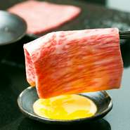 とろけるおいしさが濃厚な卵黄と一緒にいただくことによって一層まろやかなおいしさに。厳選された素材の持ち味をじっくり味わいたい逸品です。