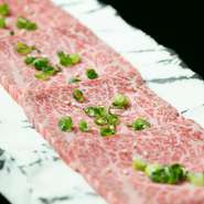 厳選された黒毛和牛A5ランクを使用。肩ロースのあばら骨の内側にある部位。やわらかで、一口食べると口の中においしさがひろがり、思わず顔がほころびます。