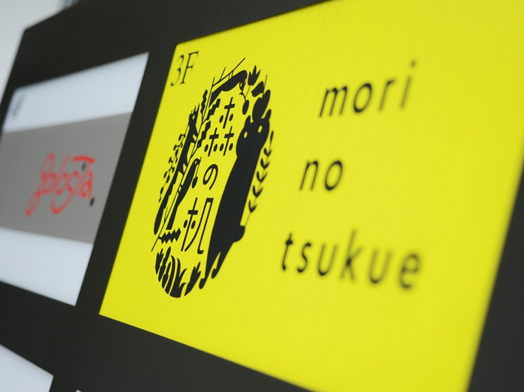 黄色の看板を目印に。今宵も美味しい料理が出迎えてくれます