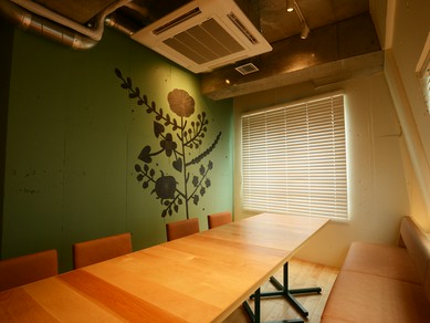 落ち着いて食事が楽しめる個室空間