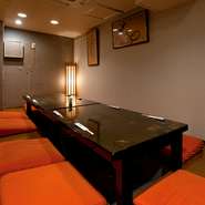 老舗の風情を残しながらも、膝に負担をかけずにくつろげるように掘りごたつ式に改装されているため、長時間でもゆったりくつろげます。気心知れた仲間とわいわいとリラックスして過ごせる個室です。