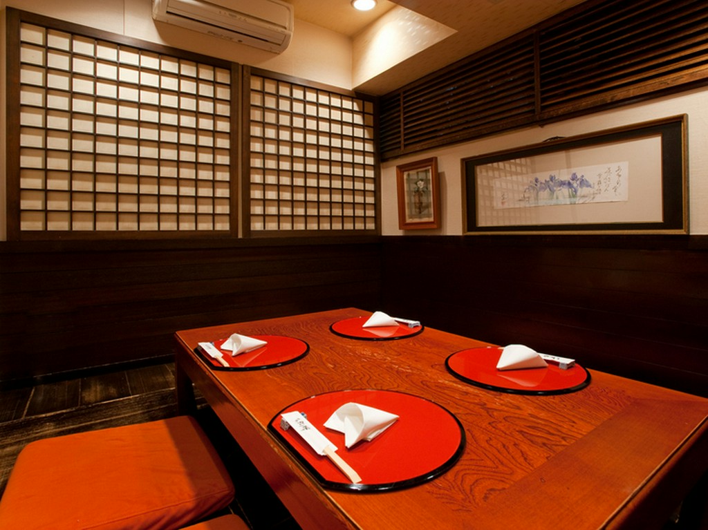 個室は2名から利用可能。接待やお祝い事にもおすすめ