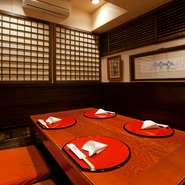 ゆったりとしたテーブルに掘りごたつ、綺麗に並んだナプキンなど、落ち着いたおもてなしの心が感じられる店内。個室は2名から利用でき、接待をはじめ大切なお祝い事などにもおすすめです。