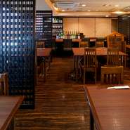 老舗ならではの純和風の落ち着いた雰囲気と女性スタッフの心遣い。店内の雰囲気だけでなく、サービス水準も高いことがゆったりとくつろげる理由です。海外からのお客様にも喜ばれています。