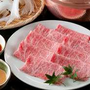『最高級特選黒毛和牛』は、A5ランクの牛肉のなかでも希少価値の高い高品質なお肉。噛んだ時の食感と、舌の上でとろけるようなジューシーな脂。サシが綺麗で見た目でも楽しめます。