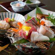 メインのしゃぶしゃぶ、すき焼きはもちろん、ランチメニューや一品料理も種類が豊富。赤坂での買い物途中のランチや親しい級友との同窓会にもおすすめ。美味しい食事と会話が日頃の疲れを癒してくれます。