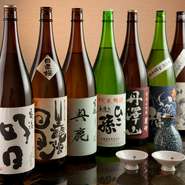 肉の旨みを楽しむには、すっきり飲める純米酒がおすすめ。日本各地のおいしい地酒が多数そろっているので、迷った時には女性スタッフに相談を。好みの日本酒が見つかります。