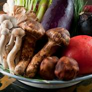 当店の自慢は、何と言っても質の良いA5ランクの黒毛和牛です。お肉といっしょに味わっていただくのは、新鮮な旬の野菜やきのこ。旬の食材は旨みが違います。