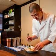 和服姿の女性スタッフがつきっきりでお食事のお世話をさせていただいています。おいしい食材を最高の状態で食べていただきたいという願いからこのスタイルをとらせていただいています。