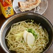 沖縄にある【てぃあんだー】というお店から仕入れている手打ち麺を使った『軟骨ソーキそば（ハーフ／フル）』。コシが強く、もっちりした食感が、あっさりとしたスープによく合います。