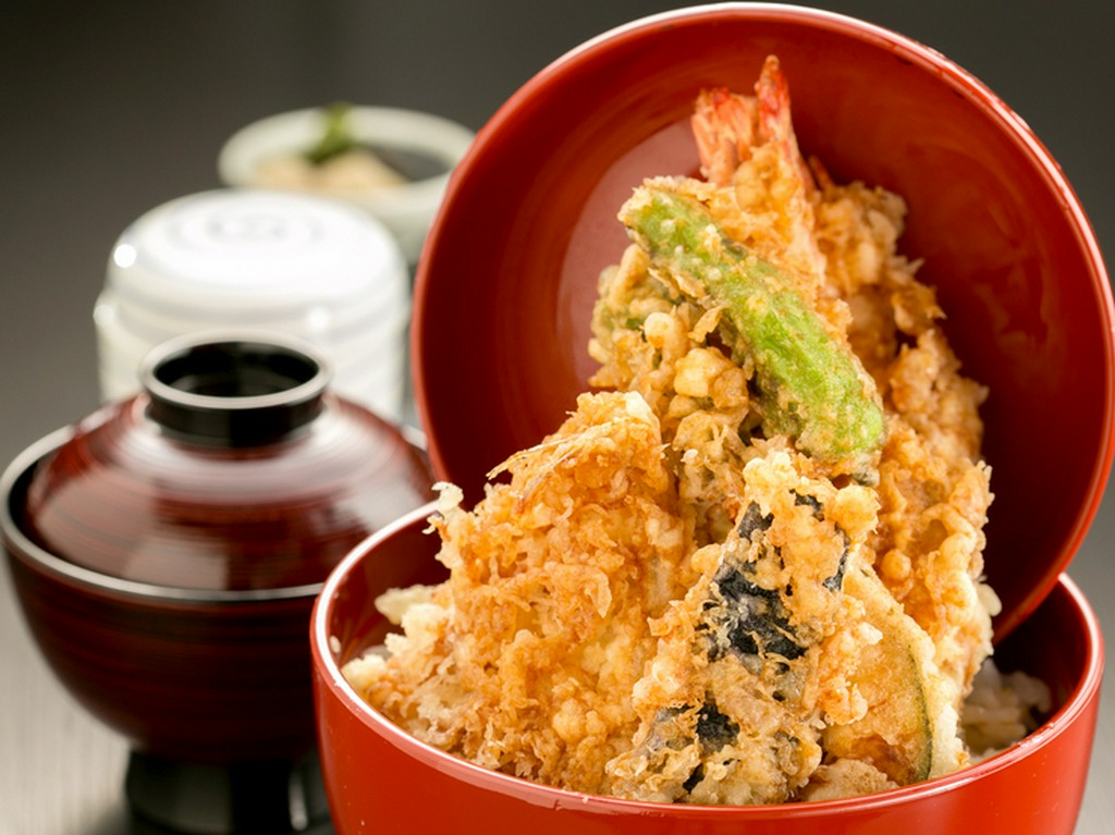 天丼｜大きなぷりぷりの海老や季節の野菜など、具が盛りだくさんで食べ応え十分。