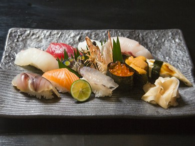 カウンターでのやりとりも醍醐味の一つ。吟味しながら味わいたい『寿司盛合せ』
