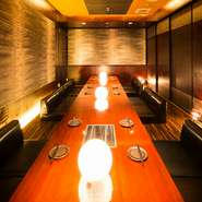 掘り炬燵×ソファーの新タイプの完全個室。長時間いても寛げる団体様向けの宴会個室です。
会社の宴会、同窓会、飲み会など様々なシーンでお使い頂けます。