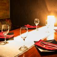 団体様もゆったりお寛ぎ頂ける広々個室を完備。もちろん2名様～個室のご利用OK。大人の隠れ家のような空間で上質なひと時をお過ごしください。