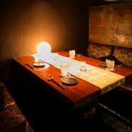 店内はシンプルモダンで高級感もある落ち着いた雰囲気！仕切りを入れ替え大型個室と少人数個室を分けられますので、落ち着いてお食事を楽しむことが出来ます。