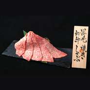 最高級黒毛和牛と卵が絡み旨味を存分に引き立てます。